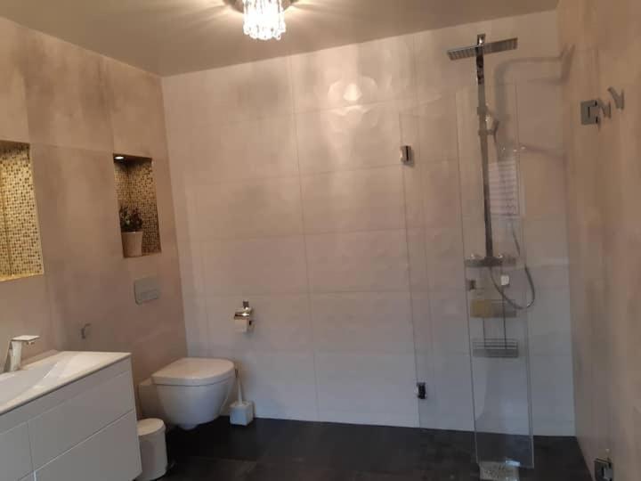 Jönköping Lyxigt Rum Med Eget/Badrum Med Spa Kaensla מראה חיצוני תמונה